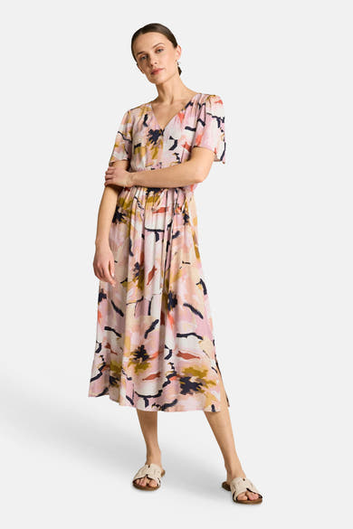 Robe multicolore de Tom Tailor à imprimé abstrait, col en V, manches courtes, taille nouée, portée avec des sandales claires.