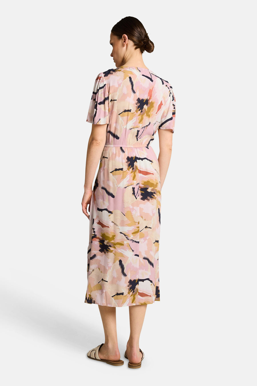 Robe multicolore de Tom Tailor à motif abstrait, à manches courtes et taille élastiquée, vue de dos portée par une femme.