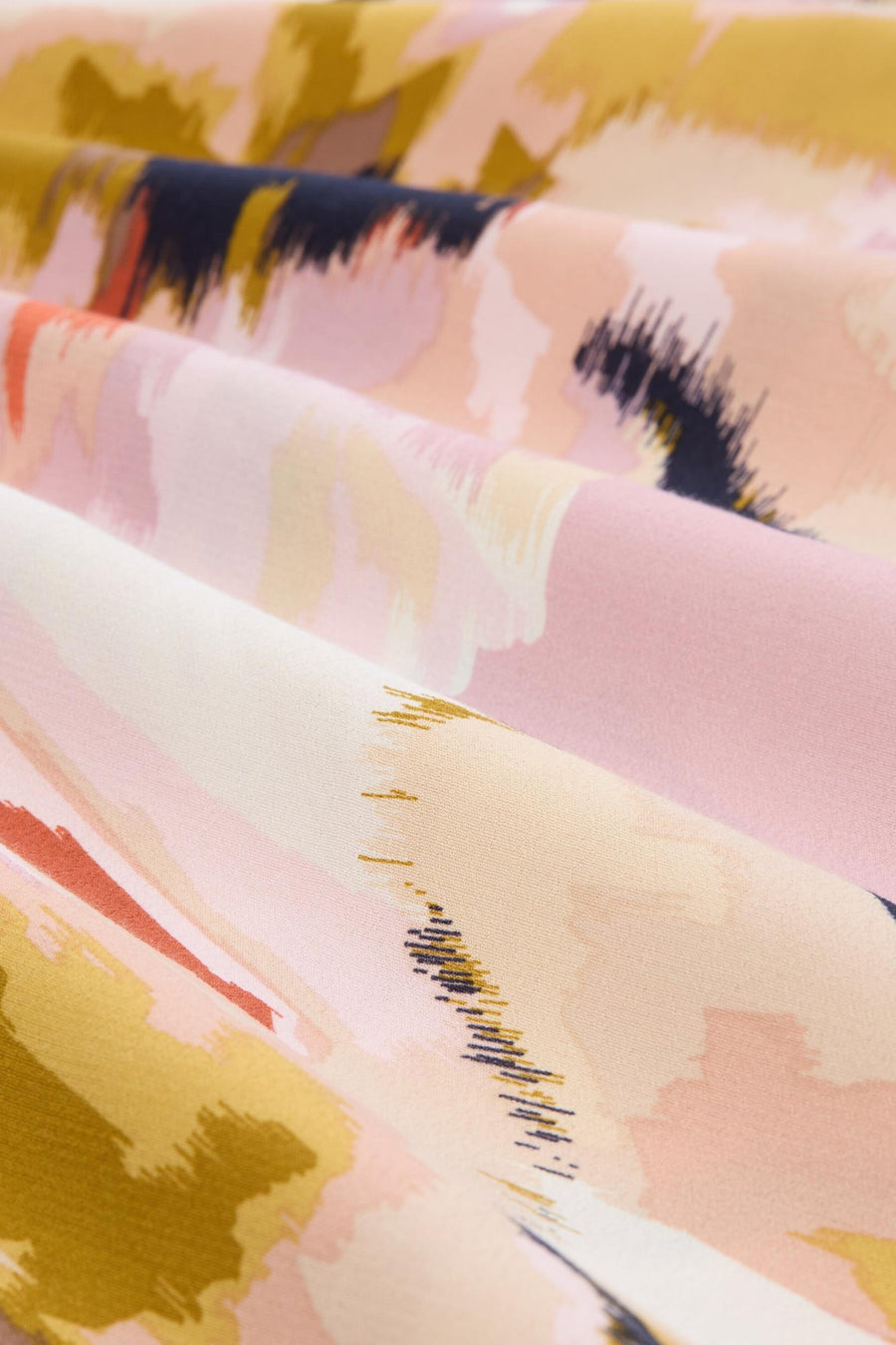Multikleurige jurk van Tom Tailor met abstract patroon in roze, geel en donkerblauw, met gedrapeerde stof.