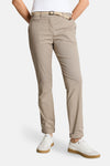 Chino beige Tom Tailor avec ceinture tressée, ourlets retroussés et chaussures de sport blanches.
