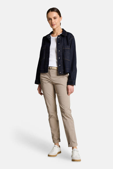 Pantalon chino beige de Tom Tailor, porté avec une ceinture tressée et des baskets blanches.
