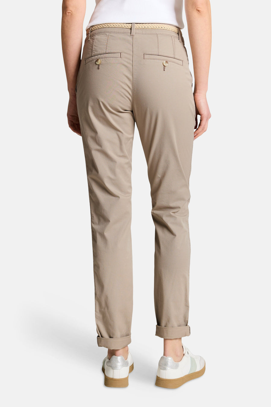 Chino beige de Tom Tailor, avec ceinture tressée et ourlets retroussés, vue de dos.