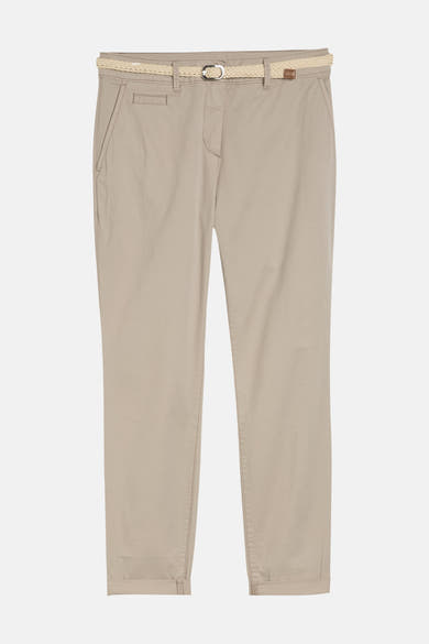 Chino beige de Tom Tailor avec ceinture tressée, poches latérales et ourlets retournés.