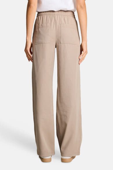 Pantalon taupe de Tom Tailor à coupe large avec taille élastiquée et deux poches arrière plaquées, vue de dos.