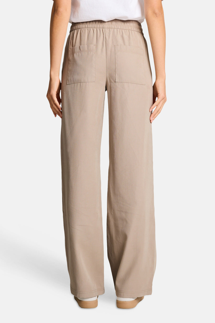 Pantalon taupe de Tom Tailor à coupe large avec taille élastiquée et deux poches arrière plaquées, vue de dos.
