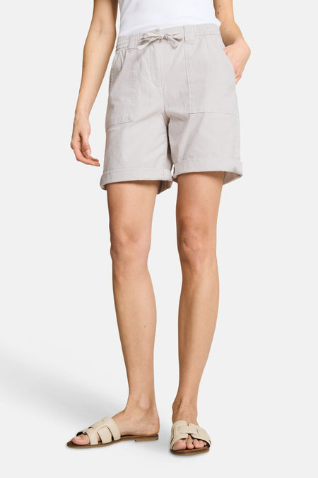 Korte beige short van Tom Tailor met fijne verticale strepen, elastische tailleband met trekkoord, zakken en omgeslagen zomen.