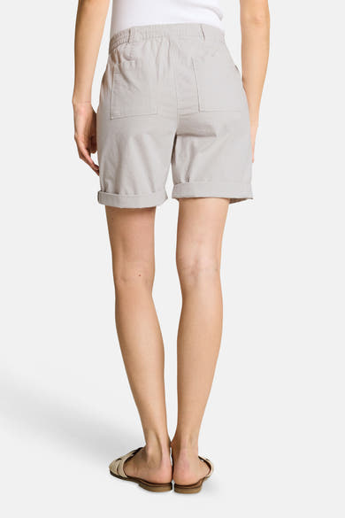 Short beige rayé de Tom Tailor avec taille élastique, poches plaquées et revers aux ourlets, vue de dos.