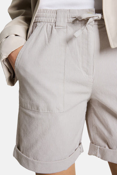 Short beige de Tom Tailor à rayures verticales fines, taille élastique avec cordon, poches et ourlets retroussés.
