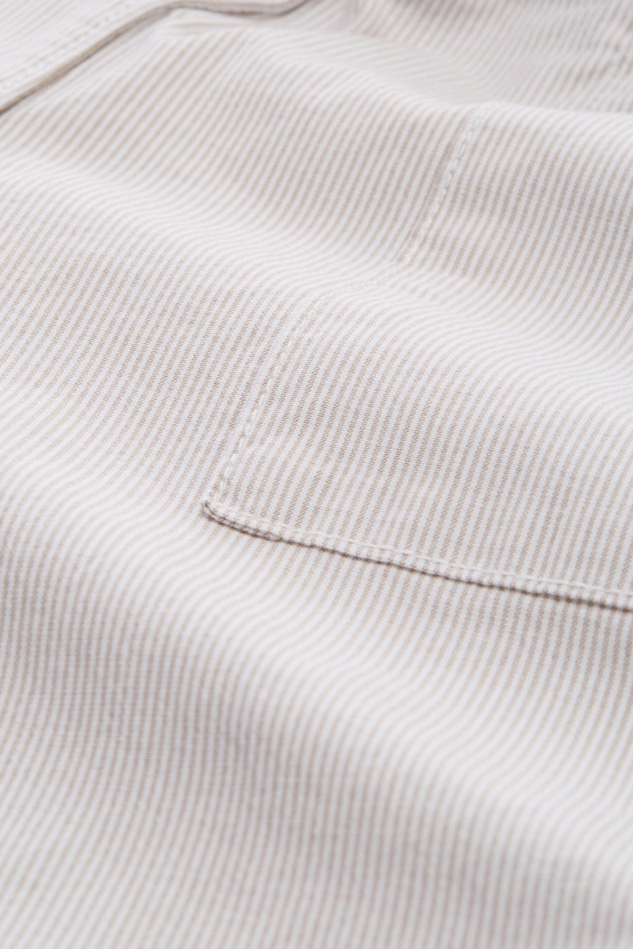 Korte beige short van Tom Tailor in stof met fijne strepen, met zakdetail en zichtbare naden.