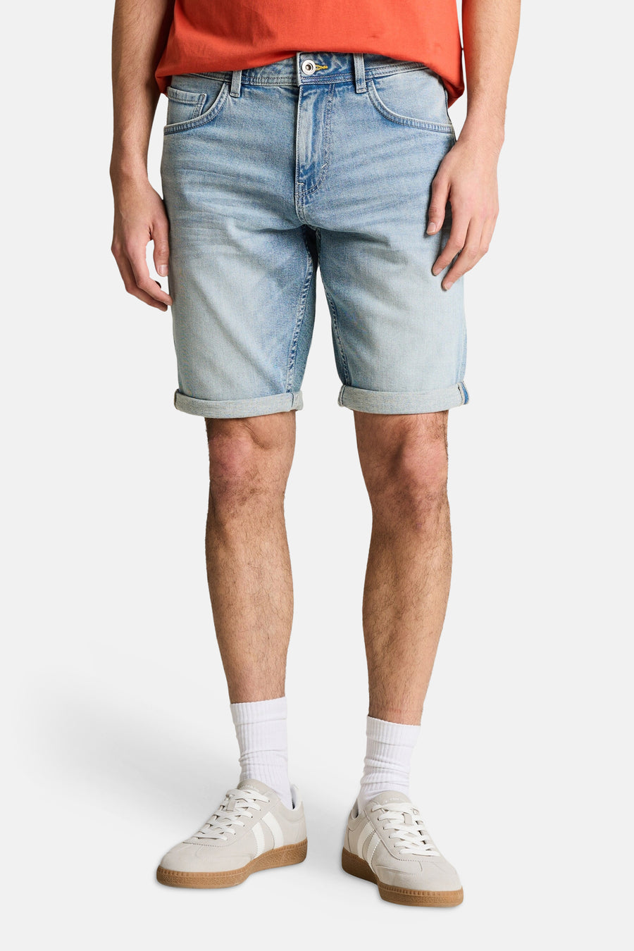Short en denim bleu clair de Tom Tailor avec ourlets retroussés, porté avec un t-shirt rouge et des baskets claires.
