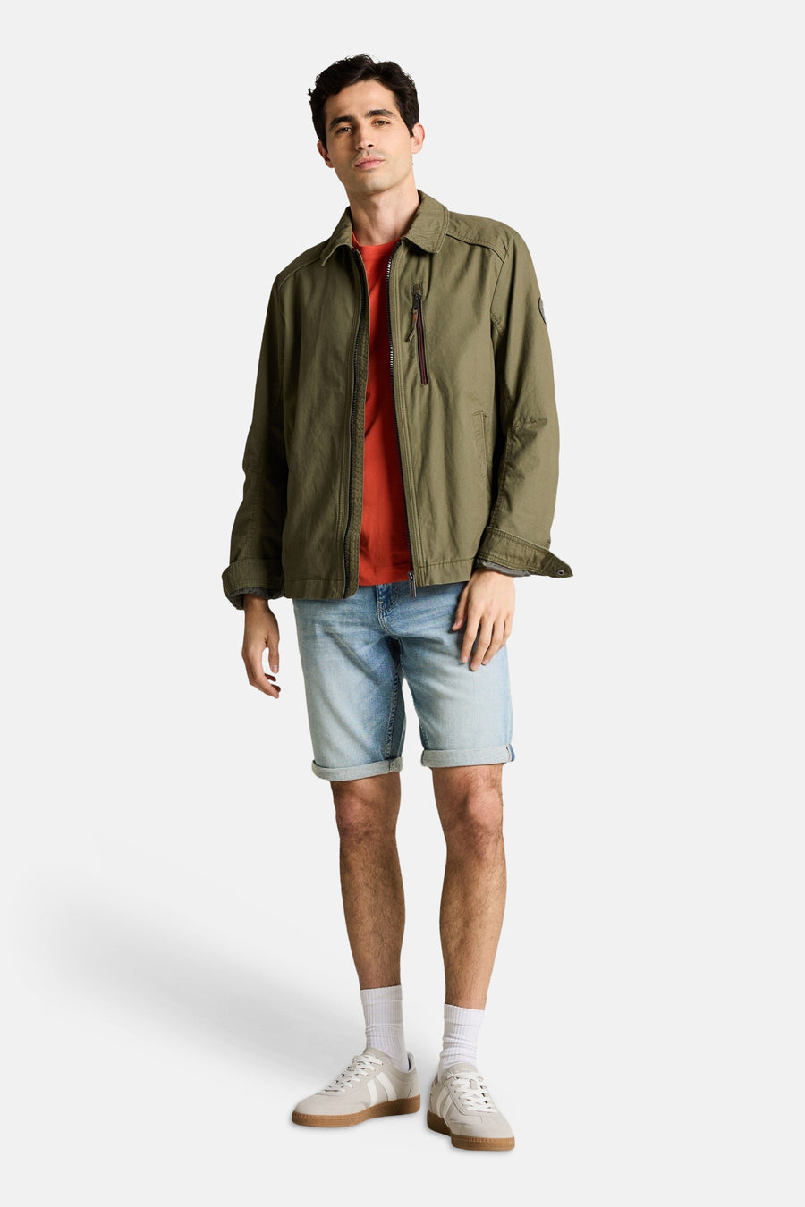 Short en jeans bleu clair de Tom Tailor, en denim, avec ourlets retroussés, porté par un homme.