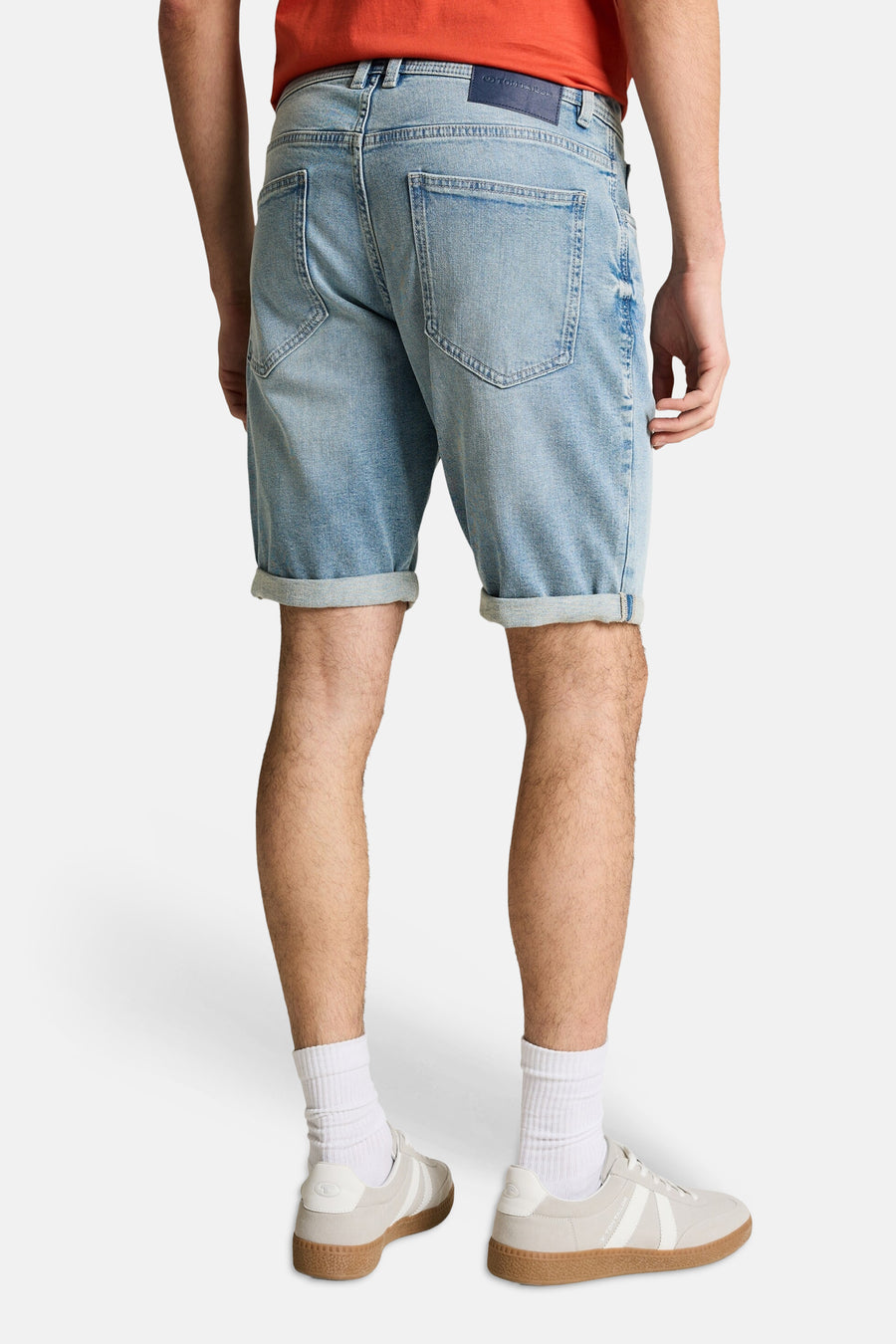 Short en jeans light blue denim de Tom Tailor avec un patch logo foncé, ourlets retroussés, vue de dos.