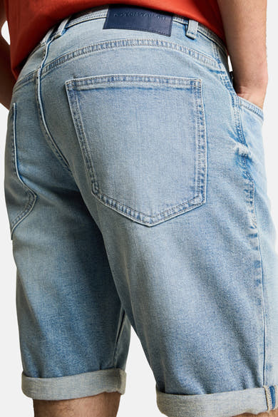 Short en jean bleu clair de Tom Tailor avec ourlets retroussés, vu de dos, poche arrière visible.
