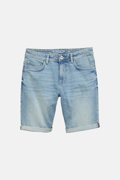 Short en jeans denim bleu clair de Tom Tailor, coupe regular avec ourlets retroussés.