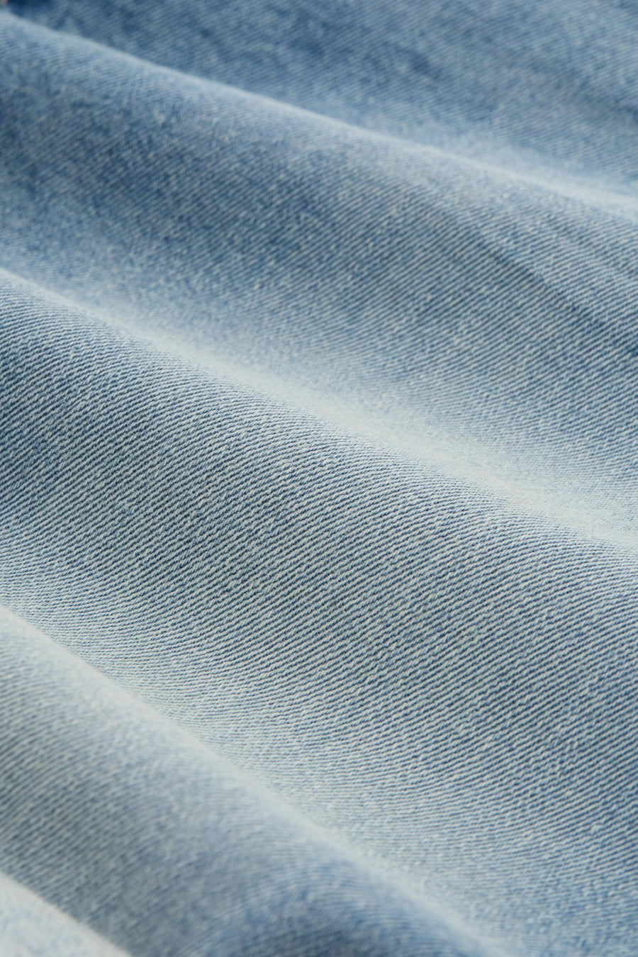 Short en jeans en denim bleu clair de Tom Tailor, avec un motif sergé diagonal et des plis doux.
