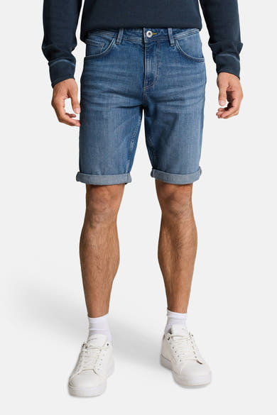 Short en jeans bleu moyen denim de Tom Tailor avec ourlet retroussé, porté avec un pull bleu marine et des baskets blanches.