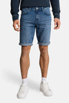 Short en jeans bleu moyen denim de Tom Tailor avec ourlet retroussé, porté avec un pull bleu marine et des baskets blanches.