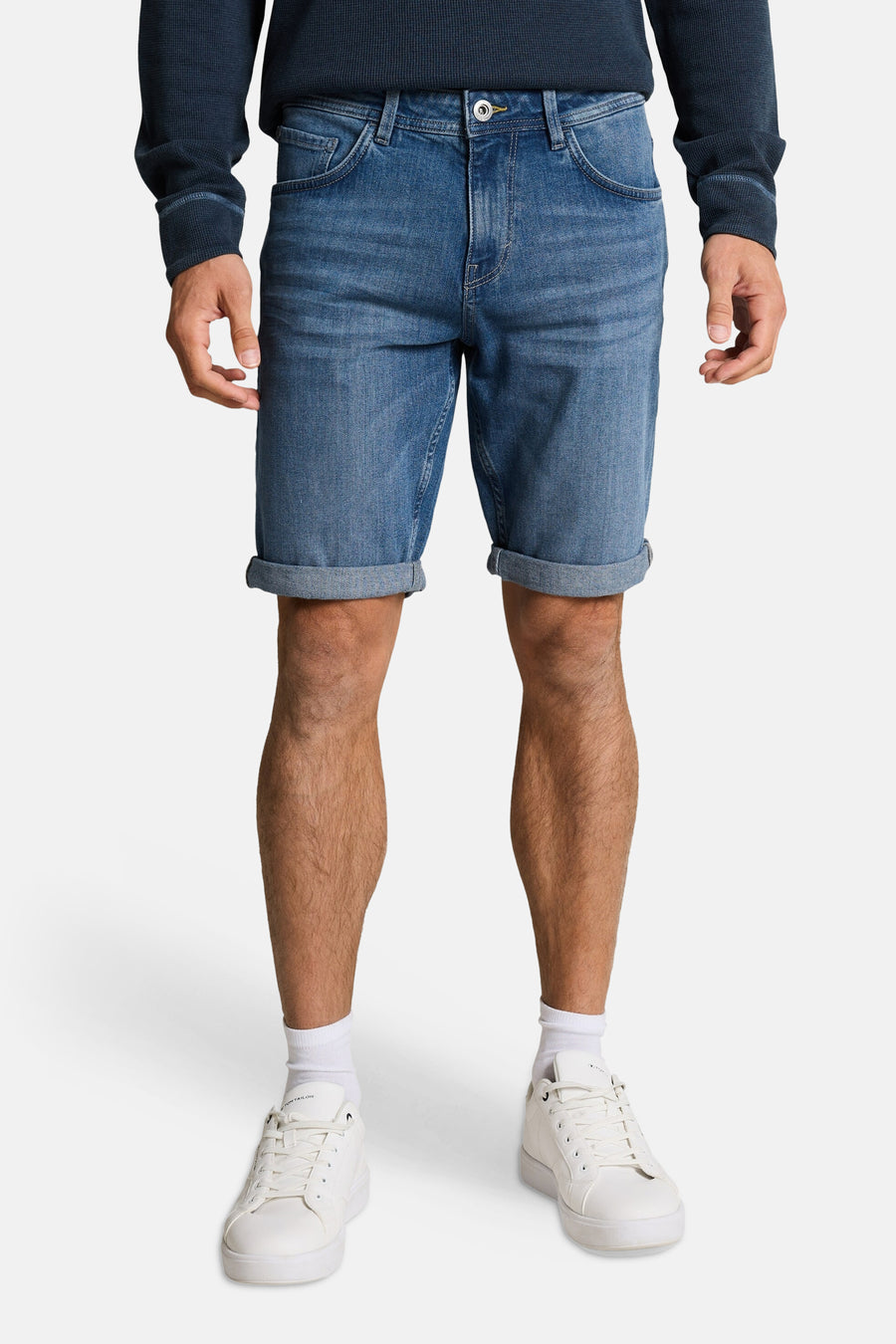 Short en jeans bleu moyen denim de Tom Tailor avec ourlet retroussé, porté avec un pull bleu marine et des baskets blanches.