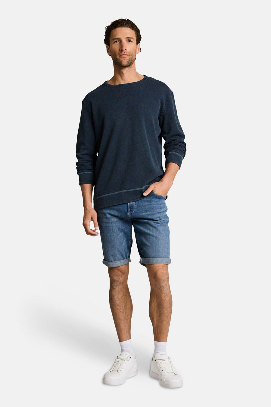 Short en jean denim bleu moyen de Tom Tailor avec ourlets retroussés, porté par un homme.
