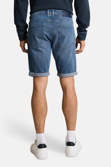 Short en jeans mid blue denim de Tom Tailor, vue de dos, ourlets retroussés, porté avec un pull foncé et des baskets blanches.