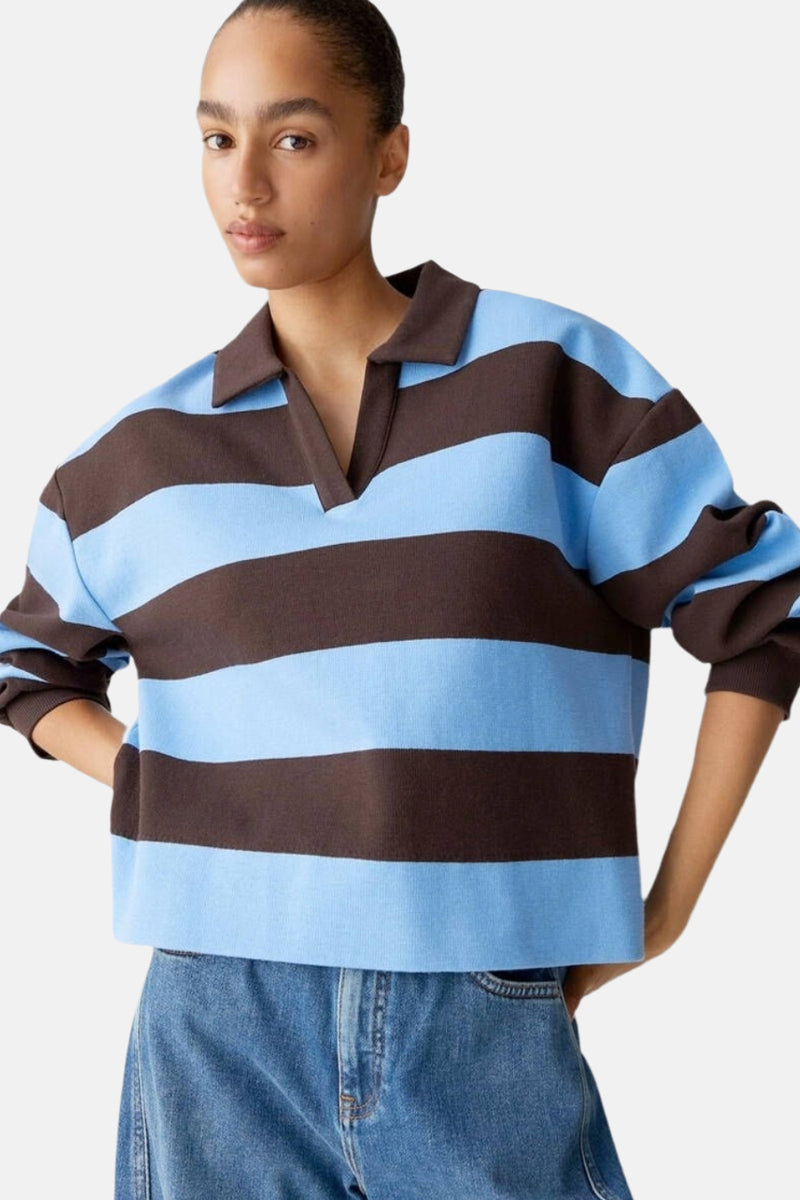 Gestreepte V-hals trui in blauw en bruin van OPUS, gedragen met een wijde blauwe jeans.