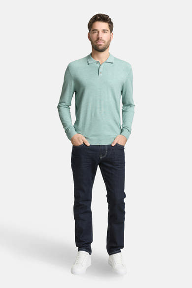 Pull vert de Tom Tailor, porté avec un jean bleu foncé et des baskets blanches.