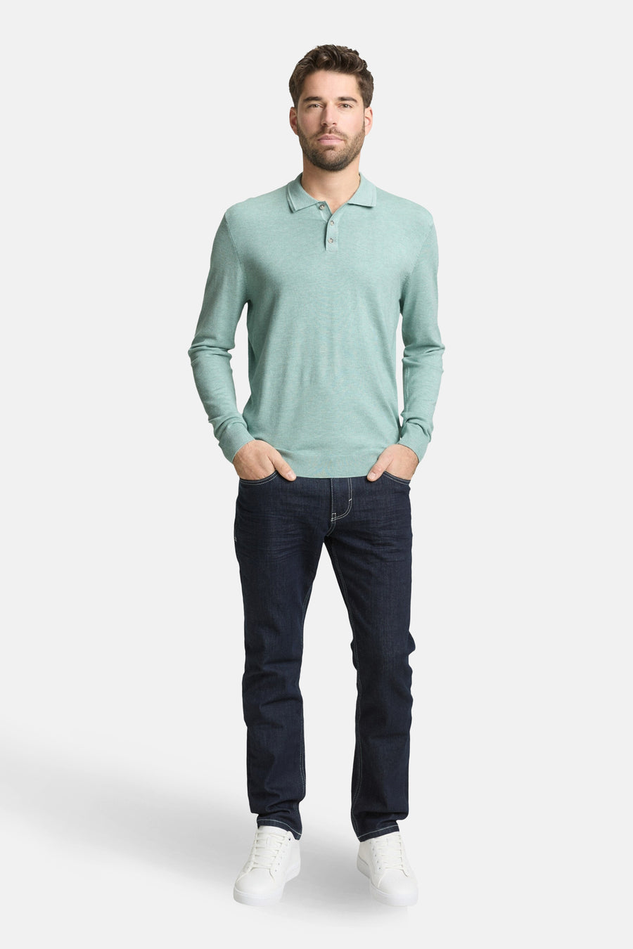 Pull vert de Tom Tailor, porté avec un jean bleu foncé et des baskets blanches.