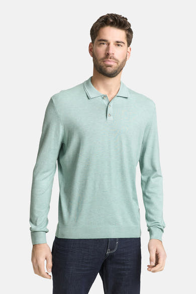 Pull vert à manches longues de Tom Tailor, porté avec un jean bleu foncé, sur fond blanc.