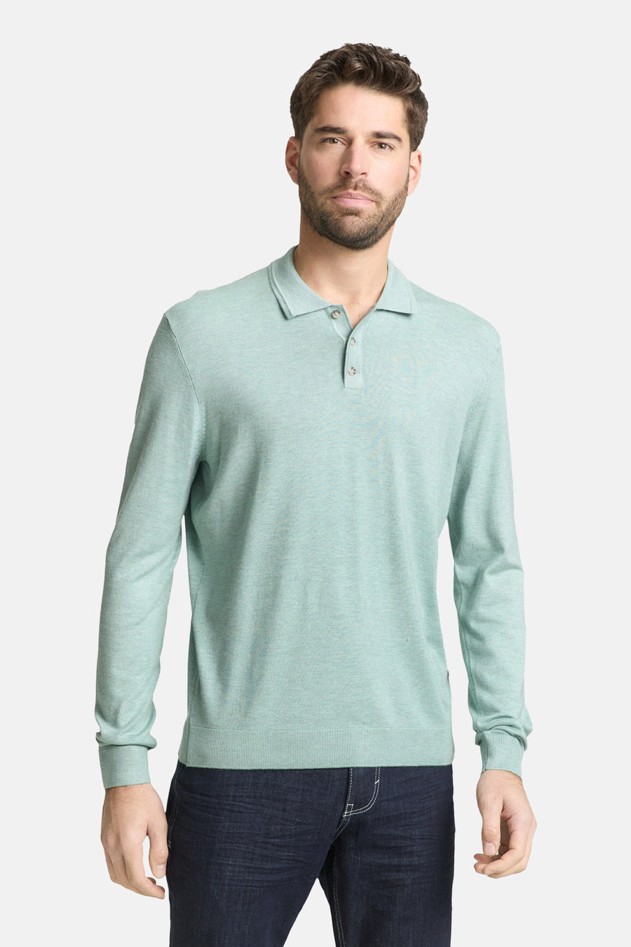 Pull vert à manches longues de Tom Tailor, porté avec un jean bleu foncé, sur fond blanc.
