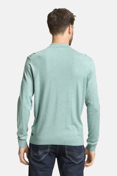 Pull vert de Tom Tailor, coupe classique, manches longues et détails de couture aux poches de pantalon en jean.