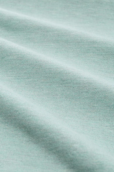 Pull vert de Tom Tailor, en maille texturée, avec des plis doux, offrant un visuel confortable et décontracté.