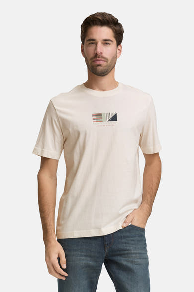 Wit T-shirt met korte mouwen van Tom Tailor, met een geometrisch patroon op de voorkant, gedragen met een spijkerbroek en sneakers.