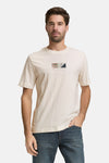 Wit T-shirt met korte mouwen van Tom Tailor, met een geometrisch patroon op de voorkant, gedragen met een spijkerbroek en sneakers.