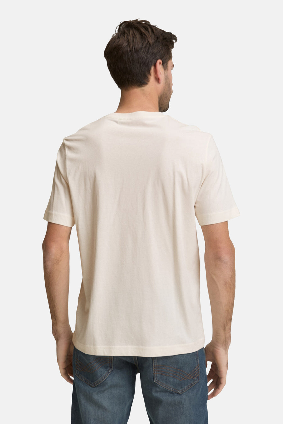 Wit T-shirt met korte mouwen van Tom Tailor, van achteren gezien, gedragen met een spijkerbroek.
