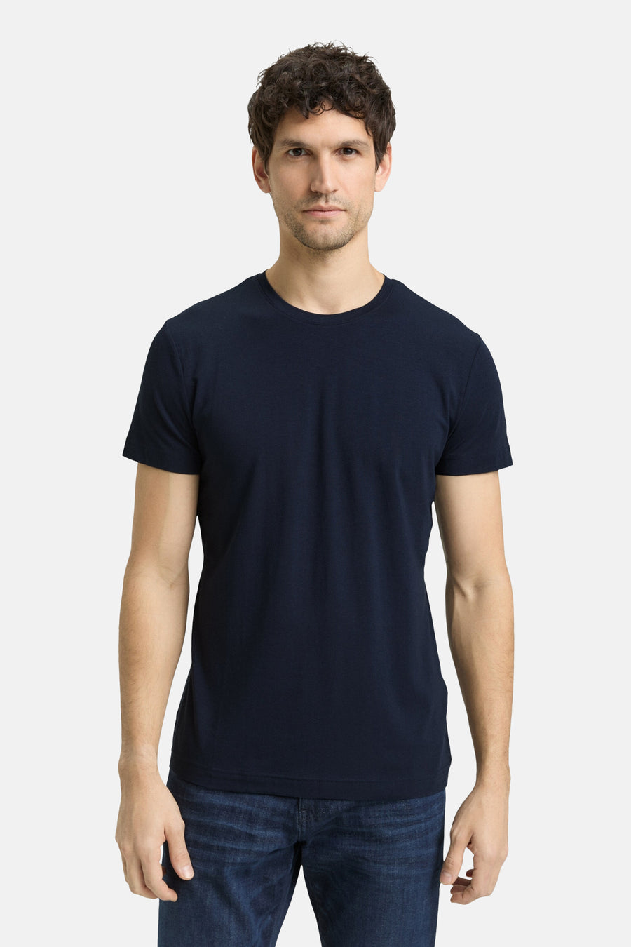 T-shirt bleu à manches courtes de Tom Tailor, porté avec un jean bleu foncé.