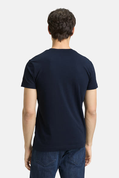 T-shirt à manches courtes bleu de Tom Tailor, vu de dos, porté avec un jean.