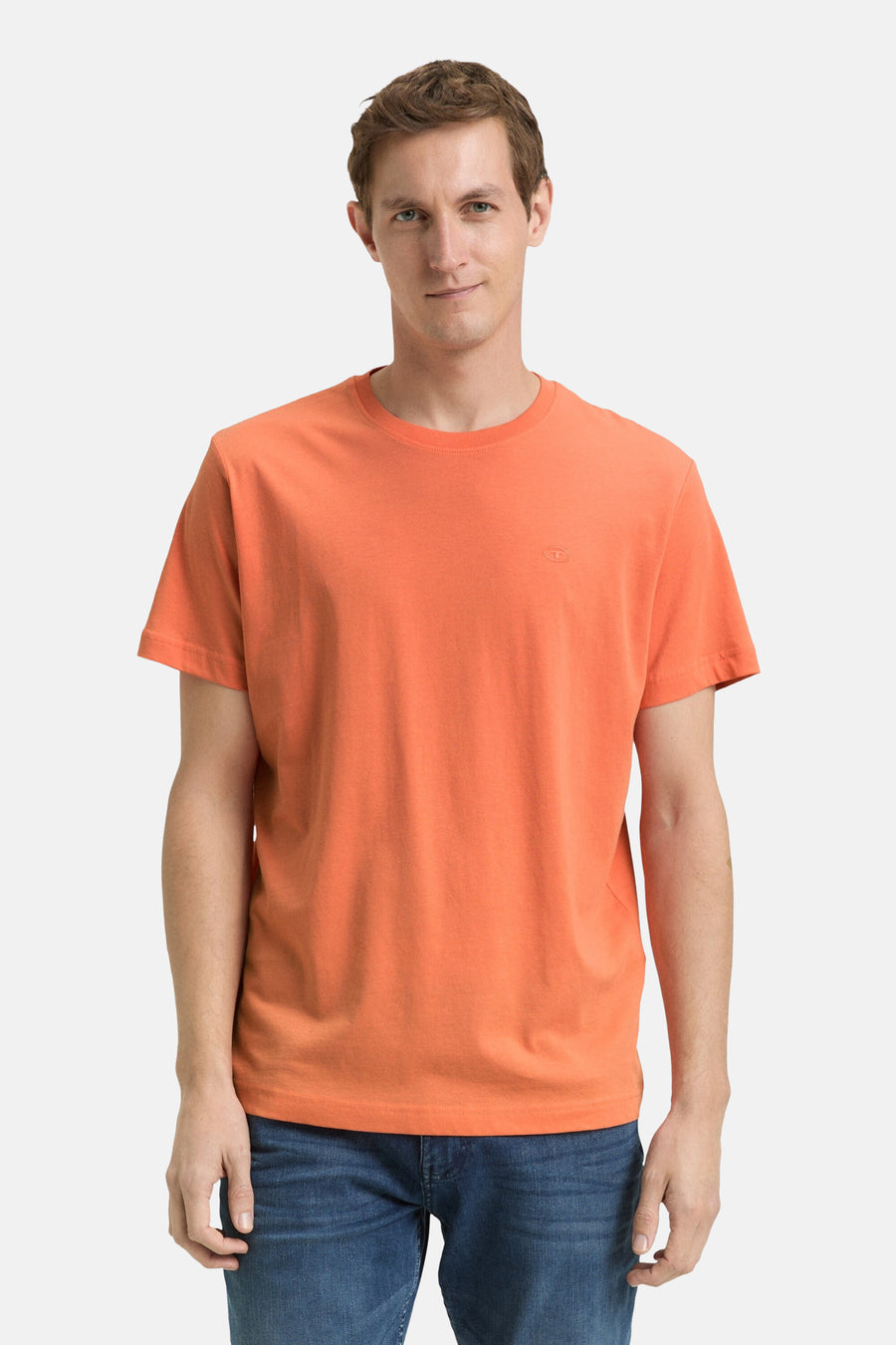 T-shirt à manches courtes corail de Tom Tailor, porté avec un jean, sur fond uni.