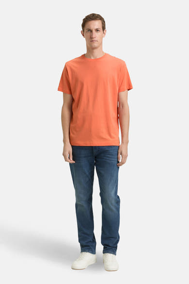 T-shirt à manches courtes corail de Tom Tailor, porté avec un jean bleu et des baskets blanches.
