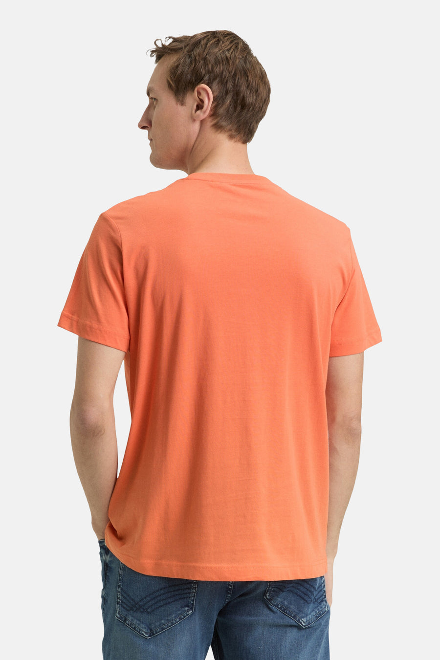 T-shirt à manches courtes corail de Tom Tailor, porté avec un jean, vue de dos.