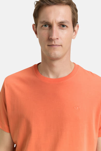 T-shirt corail à manches courtes de Tom Tailor, avec un logo discret sur le devant.