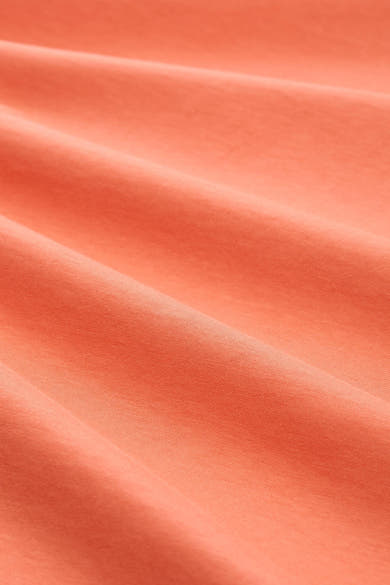 T-shirt à manches courtes corail de Tom Tailor, avec une texture de tissu en coton doux et des plis délicats.