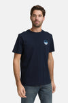 Marineblaues T-Shirt mit kurzen Ärmeln von Tom Tailor, mit dezentem Aufdruck auf der Brust, getragen mit Jeans und weißen Turnschuhen.