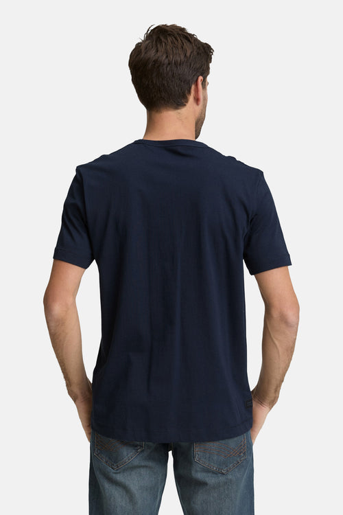 T-shirt bleu à manches courtes de Tom Tailor, porté avec un jean, vu de dos.