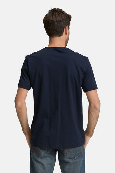 Blauw T-shirt met korte mouwen van Tom Tailor, gedragen met een spijkerbroek, van achteren gezien.