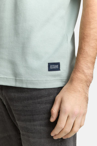 T-shirt à manches courtes vert en maille gaufrée, de Tom Tailor, avec étiquette logo sur le côté.