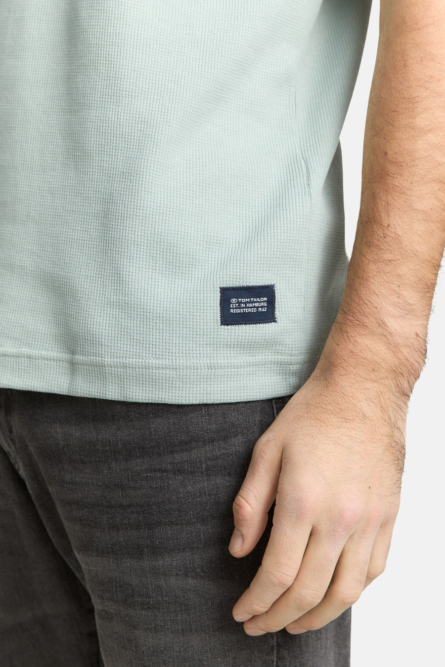 T-shirt à manches courtes vert en maille gaufrée, de Tom Tailor, avec étiquette logo sur le côté.
