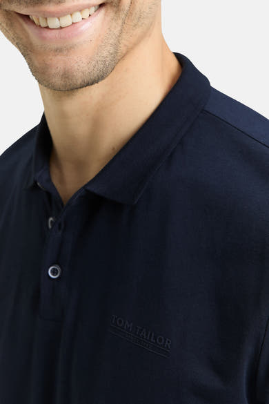 Blauw poloshirt met korte mouwen van Tom Tailor, met discreet logo onderaan en klassieke knoopsluiting.