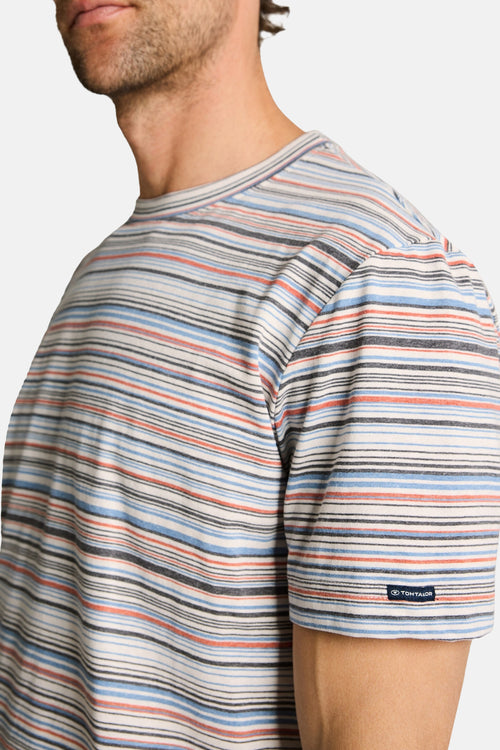T-shirt à rayures multicolores de Tom Tailor, porté par un homme, avec une étiquette de marque visible sur la manche.
