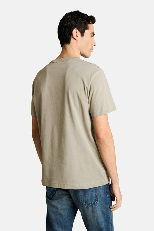 T-shirt kaki à manches courtes de Tom Tailor, porté avec un jean bleu, vue de dos.