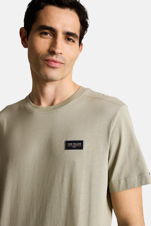 T-shirt kaki à manches courtes de Tom Tailor, avec un patch logo carré sur la poitrine.
